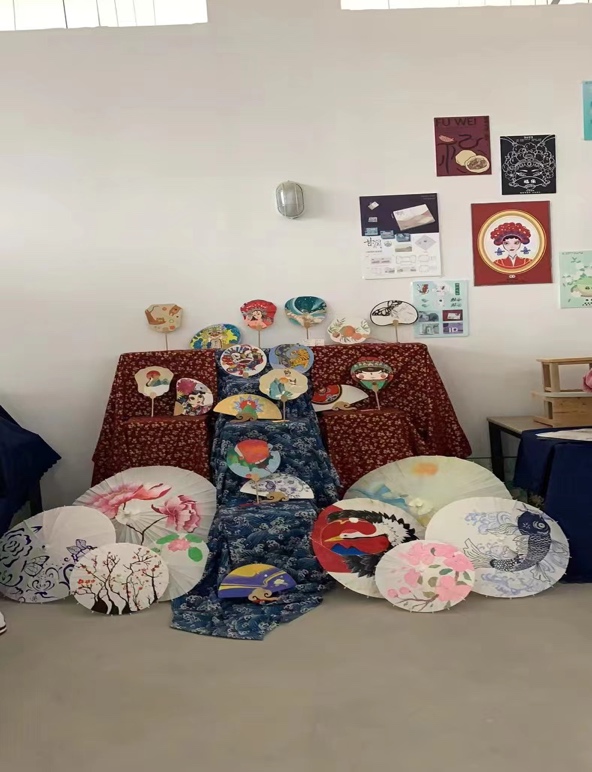 图片包含 室内, 房间, 桌子, 照片

描述已自动生成