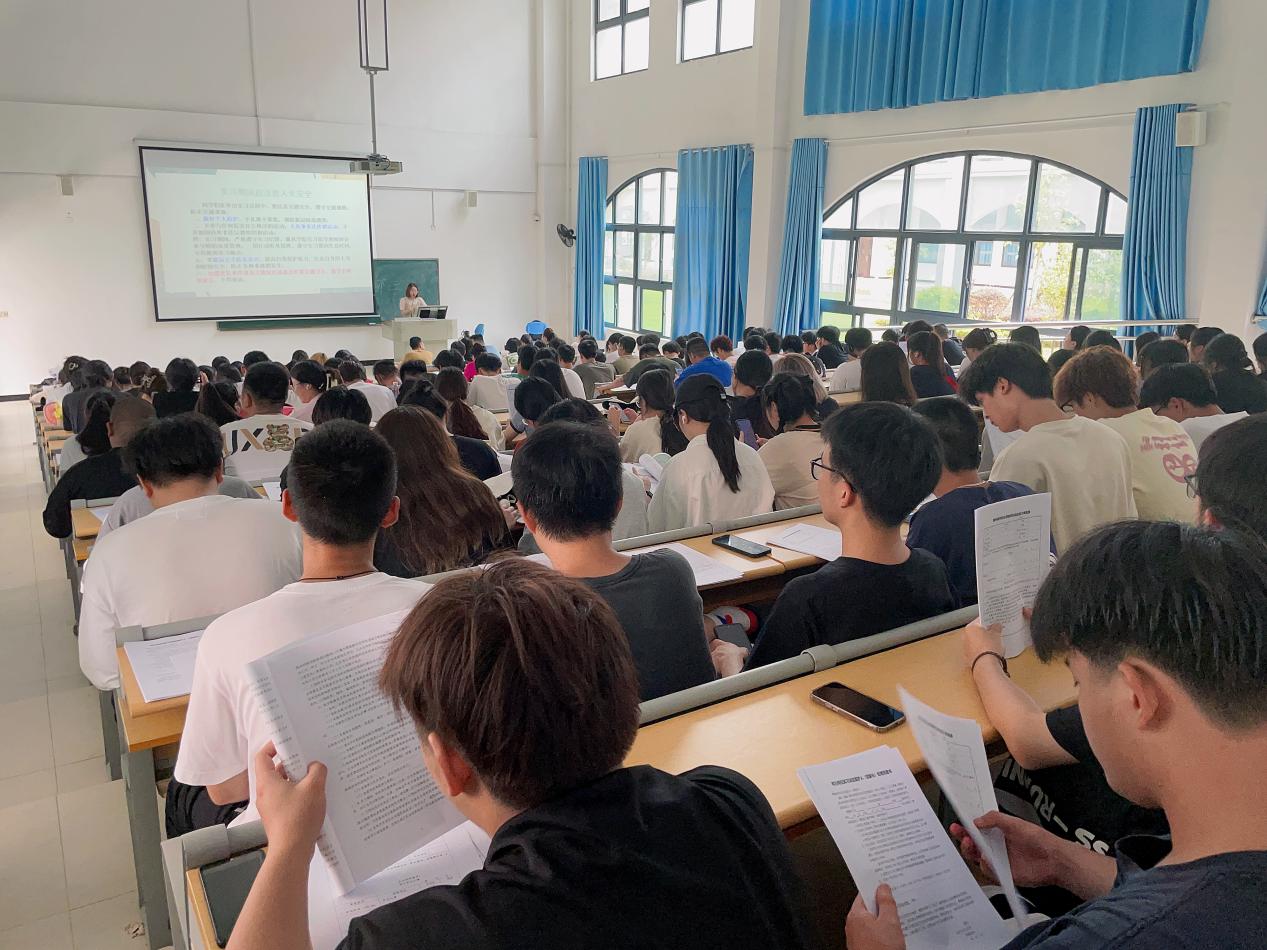 C:\Users\Administrator\Desktop\21级实习动员会照片\1.jpg1