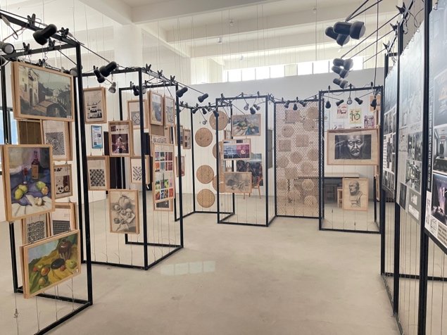 商店的玻璃门

中度可信度描述已自动生成