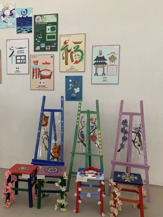 卧室的墙上挂着许多画

低可信度描述已自动生成