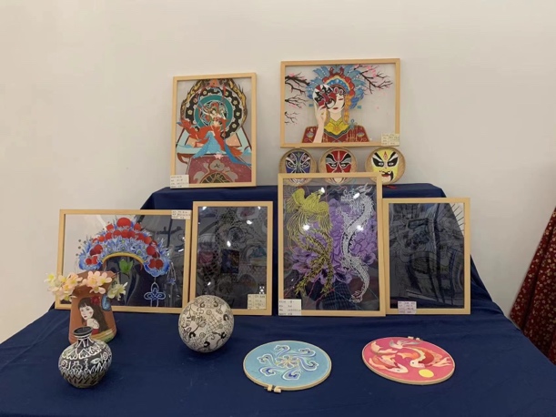 卧室的墙上挂着许多画

低可信度描述已自动生成