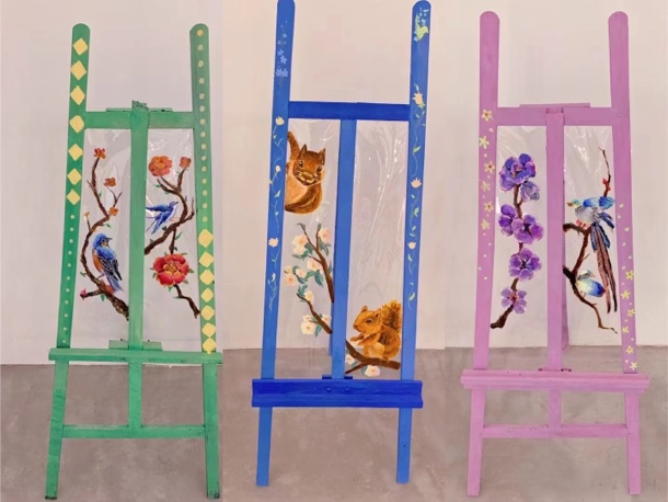 图片包含 椅子, 桌子, 木, 床

描述已自动生成