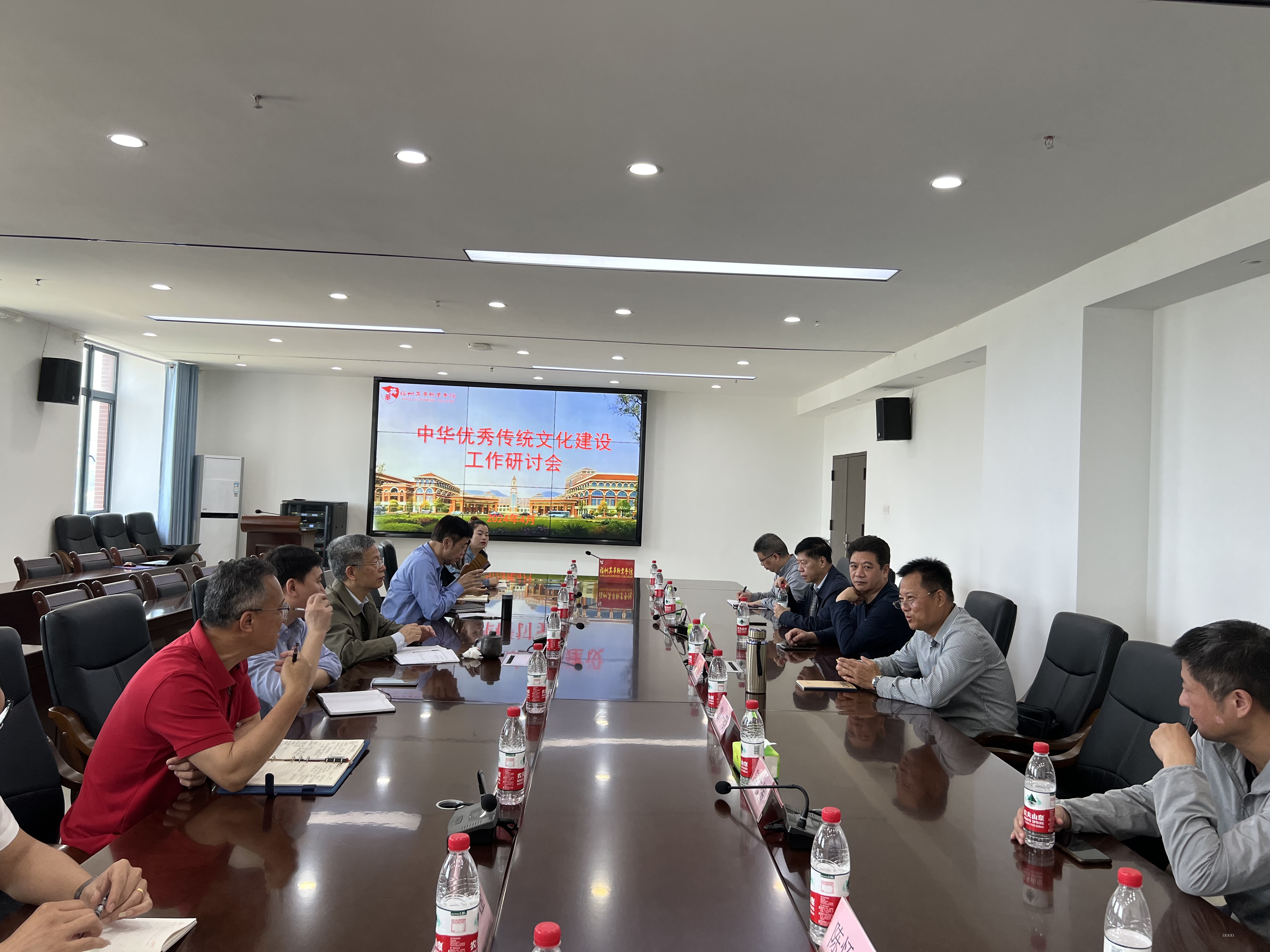 会议现场.jpg 会议现场.jpg