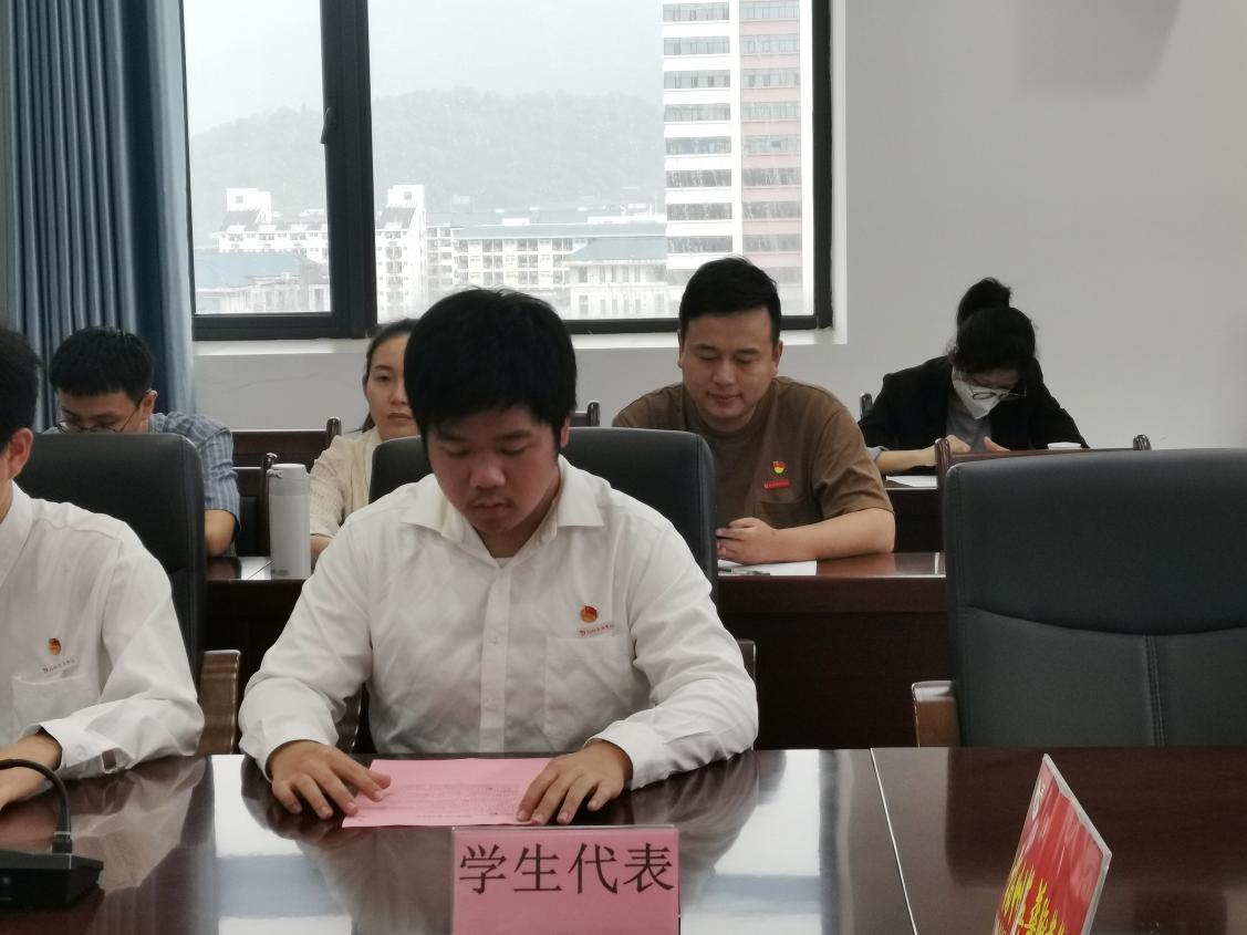 学生代表 2023级医疗护理系护理7班 方炳毅 学生代表 2023级医疗护理系护理7班 方炳毅