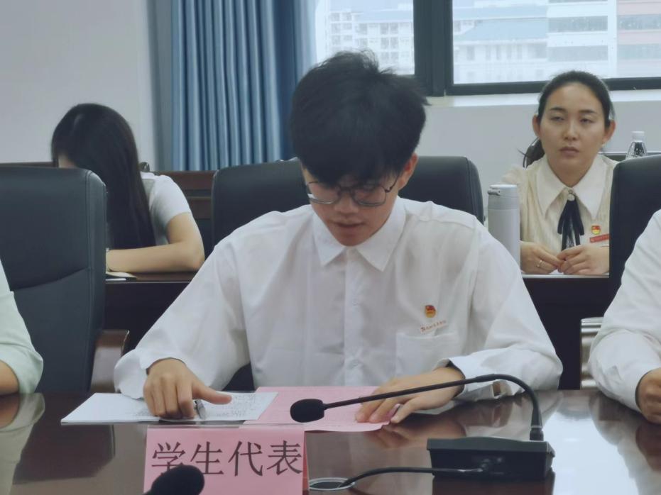 学生代表 信息技术系2022级计算机应用技术 黄嘉豪 学生代表 信息技术系2022级计算机应用技术 黄嘉豪