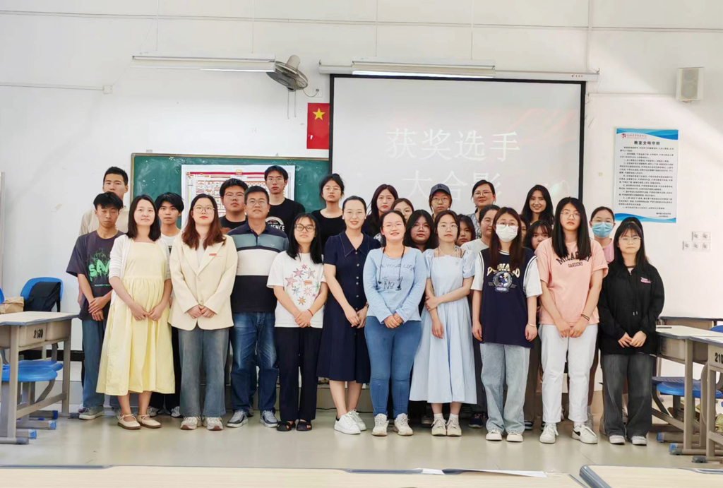 获奖选手和老师大合影.jpeg