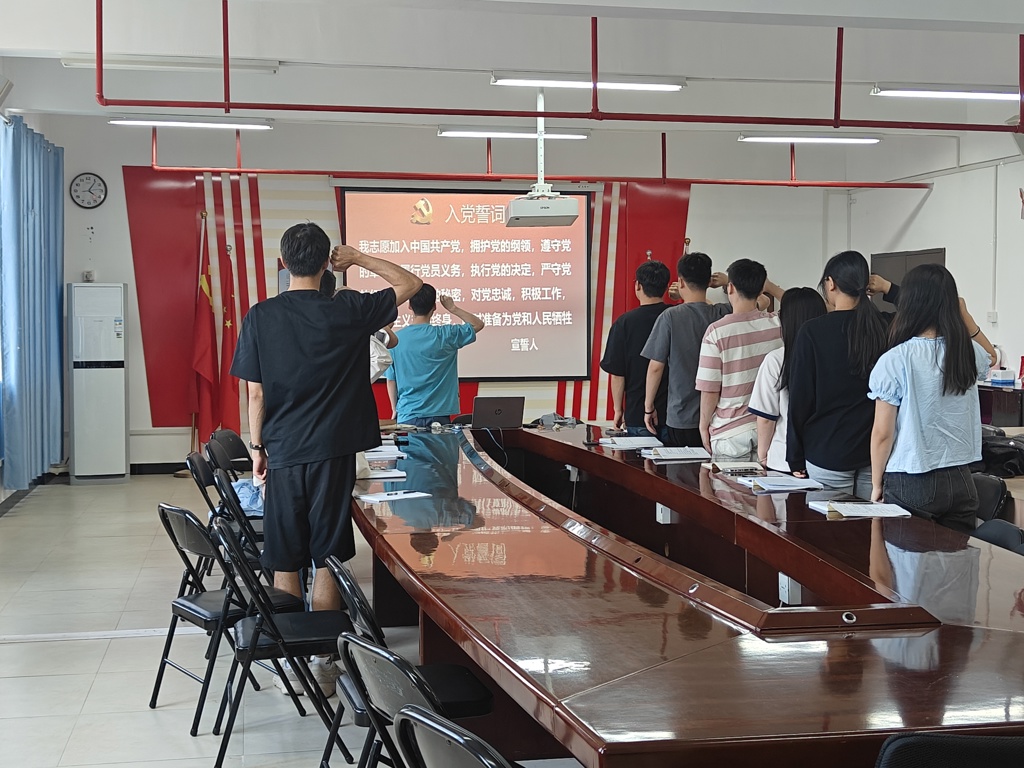 4.支部党员重温入党誓词.jpg